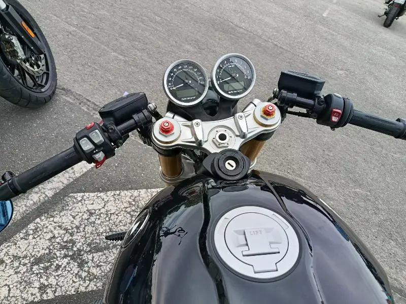 R NineT