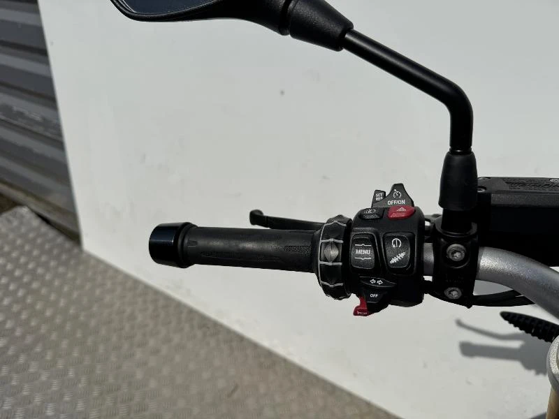 R 1200 R