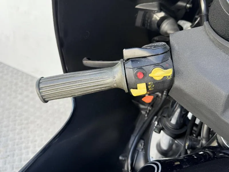R 100 RS