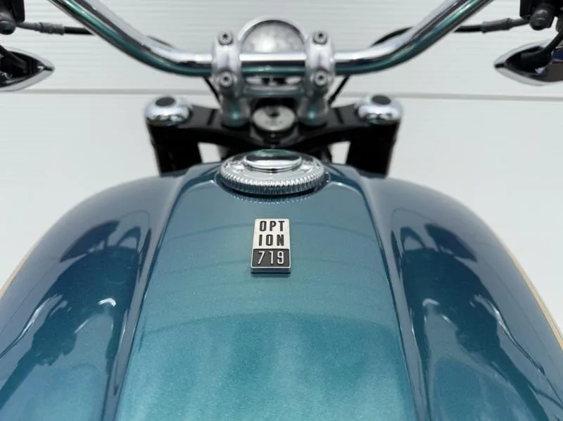 R 18 Custom