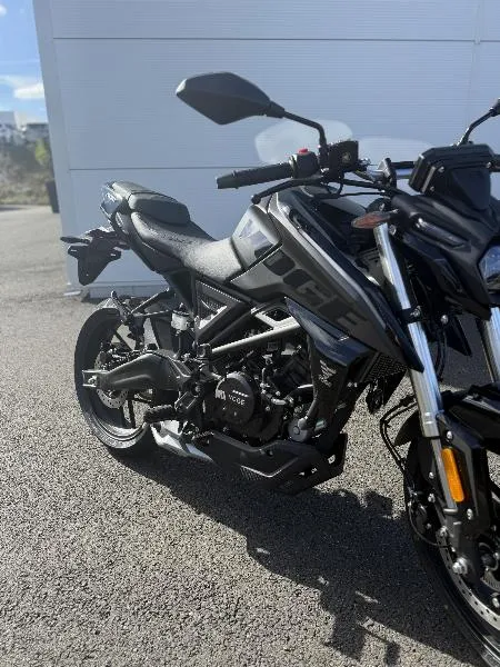 R 125