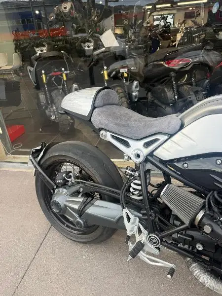 R NineT