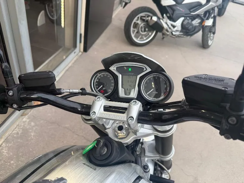 R NineT