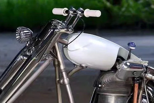Foto de perfil del Hackel-Wright Chopper 1700 2023 en color blanco.