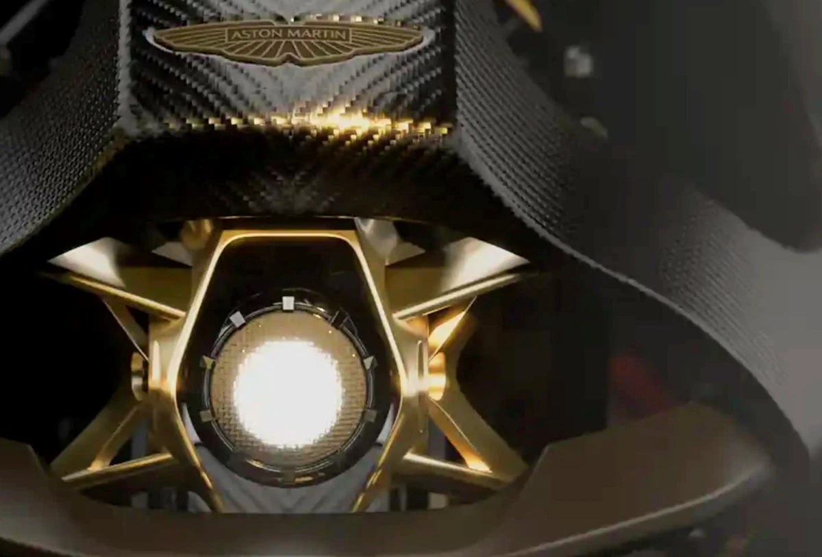 Le phare de l’Aston Martin AMB 002 Roadster et l'emblème ailé d'Aston Martin