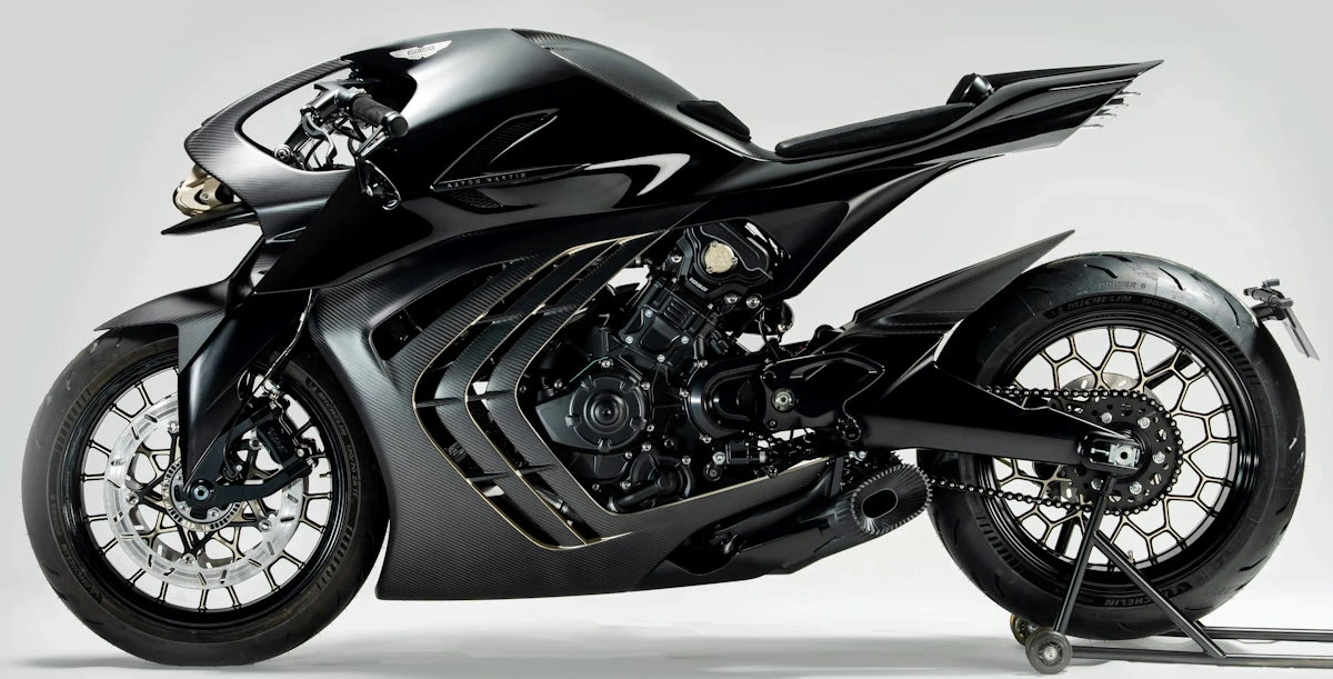 Vue de profil gauche de la moto Aston Martin Brough Superior AMB 002 Roadster