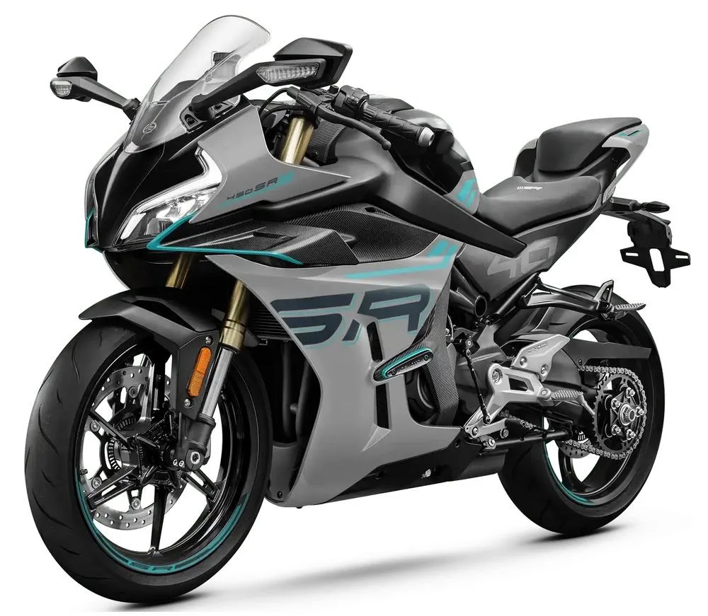 Une moto CFMOTO 450 SR-S