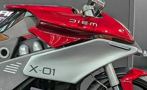 Photo de profil de la X-01 2025 en couleur rouge / gris