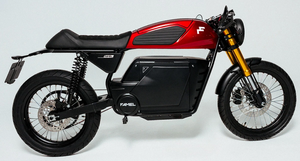 Une moto Famel E-XF Café Racer rouge