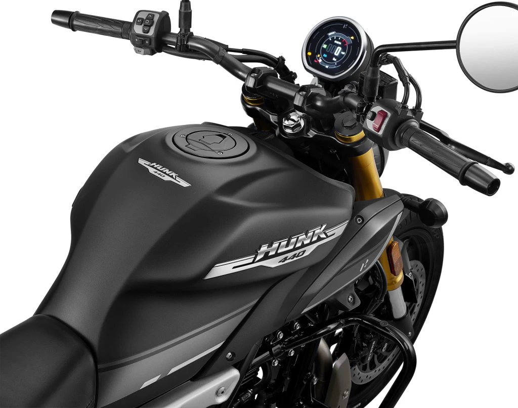 Le réservoir, le compteur et le guidon d'une moto Hero Hunk 440