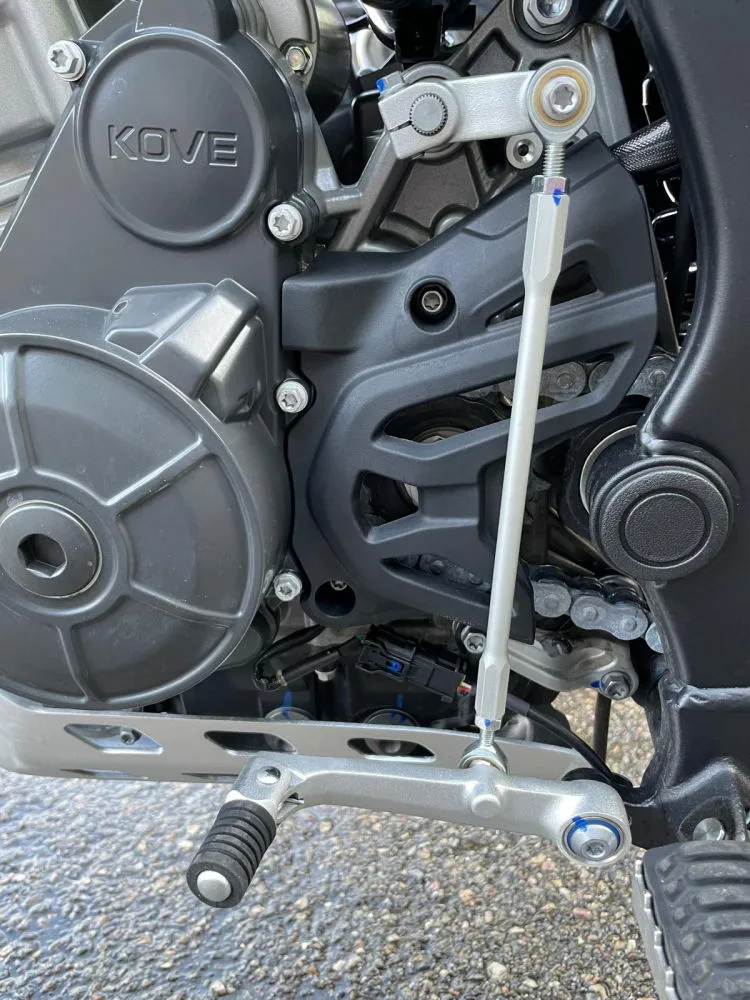 El selector de marchas de la Kove 800 X Pro