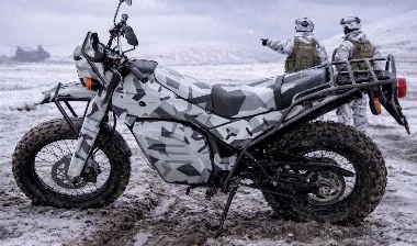 Une moto NorthForge Dispatch dans un terrain enneigé et deux soldats en camouflage d'hiver.