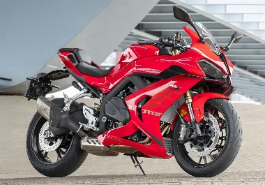Una moto QJ-Motor SRK 800 RR, un edificio y unas escaleras