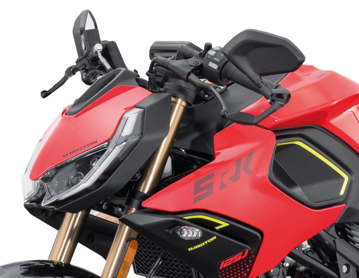 La partie avant d'une moto QJ Motor SRK 125 S2 rouge