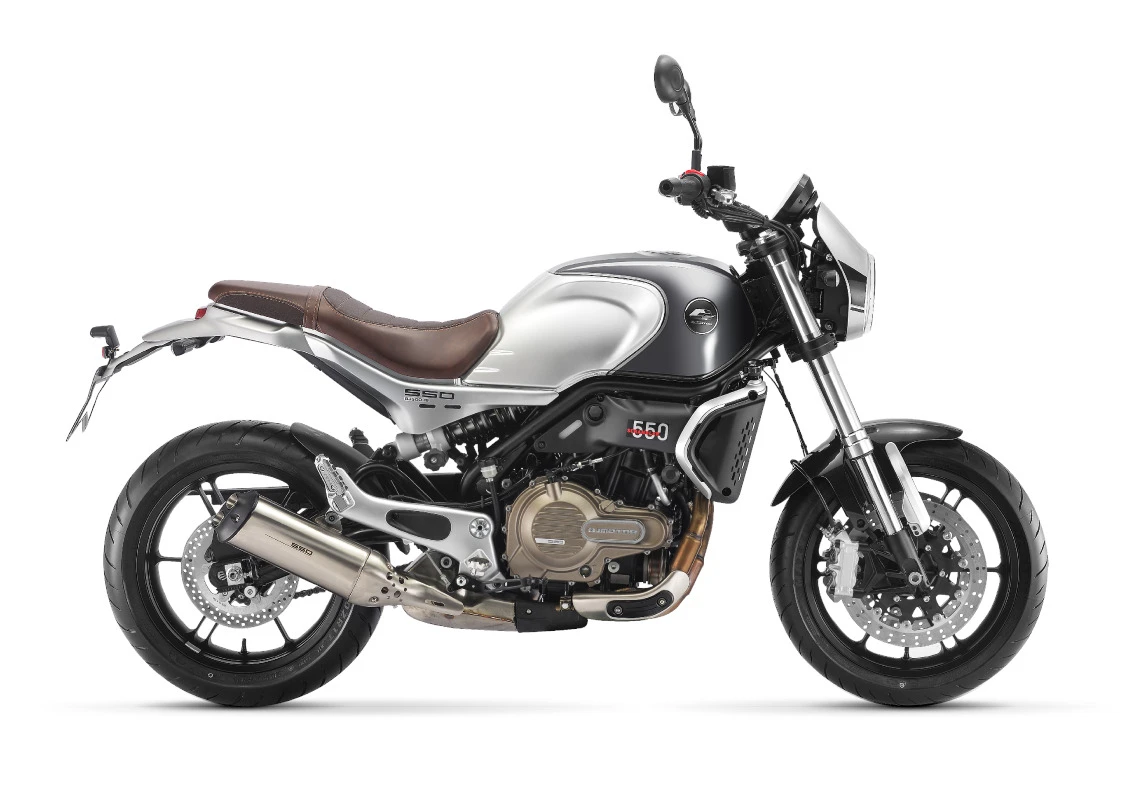 Foto de perfil del SRK 921 RR 2026 en color gris / negro.