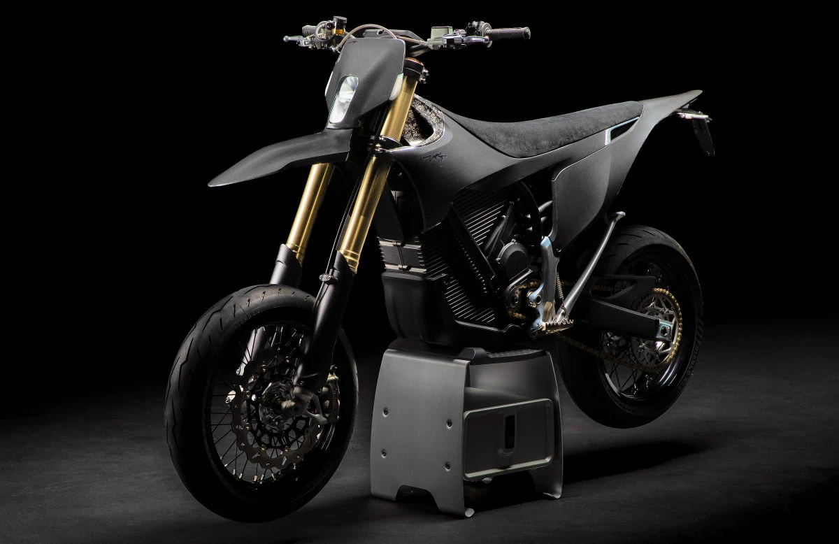 Une moto Stark Varg SM Sköll sur fond noir
