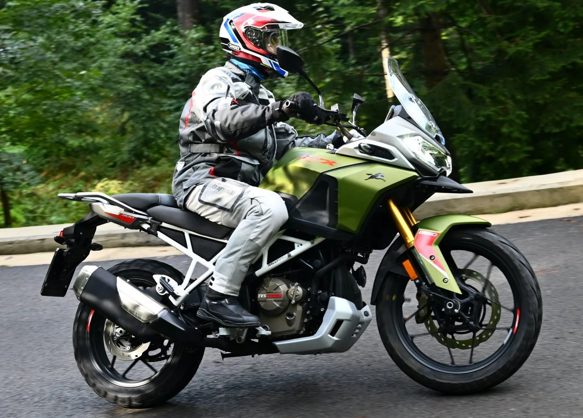 Essai de la TVS RTX 300 2026 - Petits chemins et gentilles routes