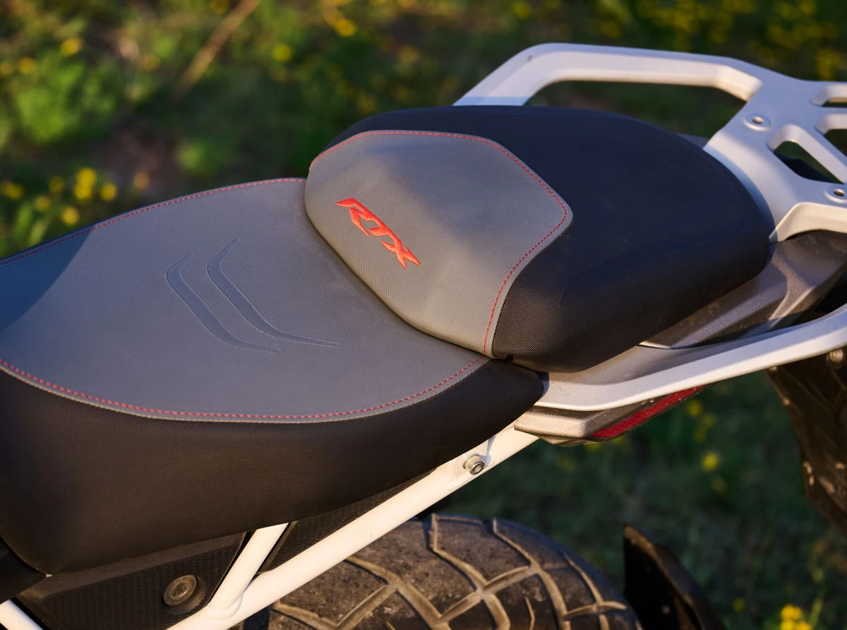 La selle de grise et noire de la moto TVS RTX 300, avec le sigle RTX en rouge