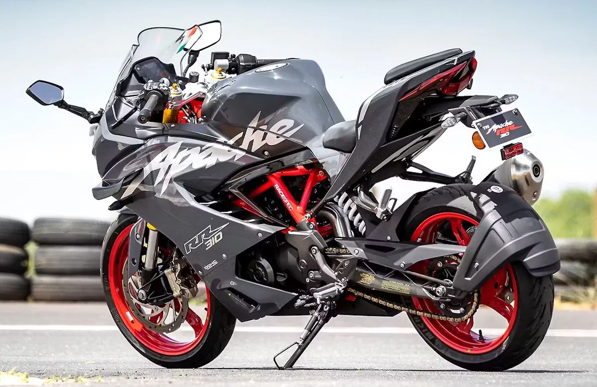 Une moto TVS 310 RR bleu gris avec des jantes rouges, le mot Apache sur le carénage