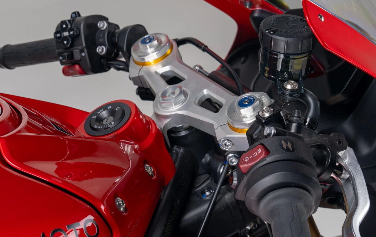 Le poste de pilotage d'une moto ZXMOTO 500 RR, un té de fourche ajouré, des pièces de carénage rouges
