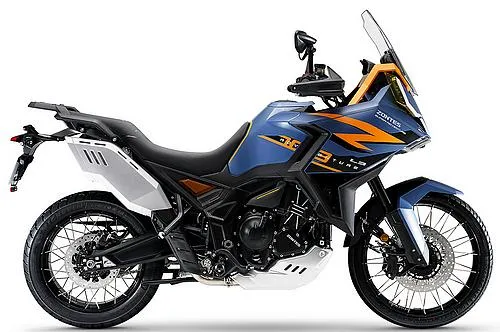 Photo de profil de la 703 F Adventure 2026 en couleur orange / bleu