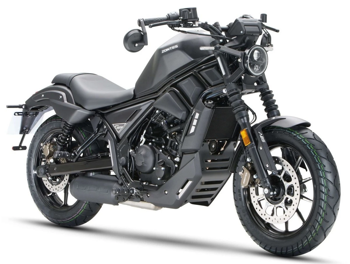 Une moto Zontes 125 C2 noir