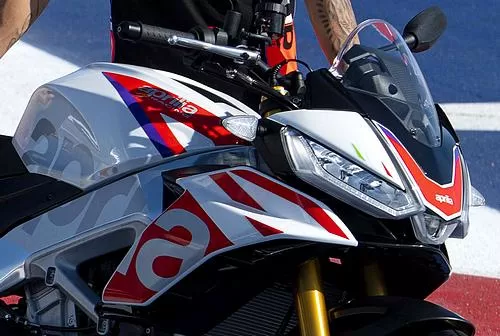 Foto de perfil del 1100 TUONO V4 Factory Limited Edition USA 2023 en color blanco.