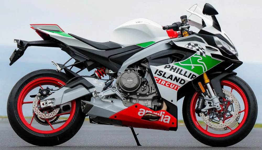 Foto de perfil del RS 660 Phillip Island Tribute 2027 en color vert blanc rouge italie.