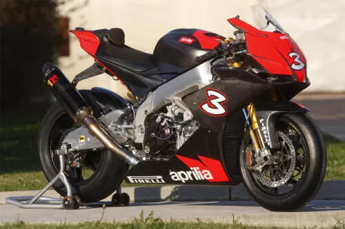 Foto de perfil del RSV4 1000 Factory SUPERBIKE 2009 en color indefinido.