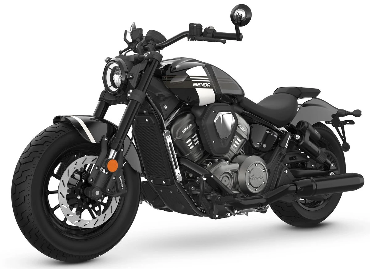 Une moto Benda Rock 707 noire