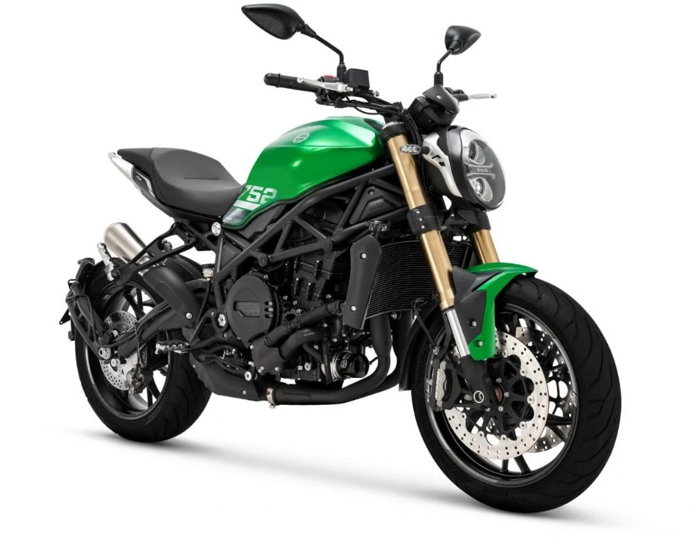 Benelli 752S de  2025 verte vue de biais sur un fond blanc