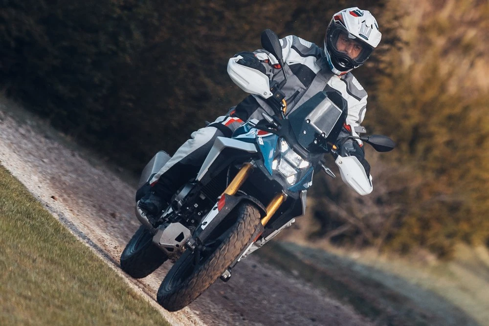 Una moto BMW F 450 GS en un camino de tierra