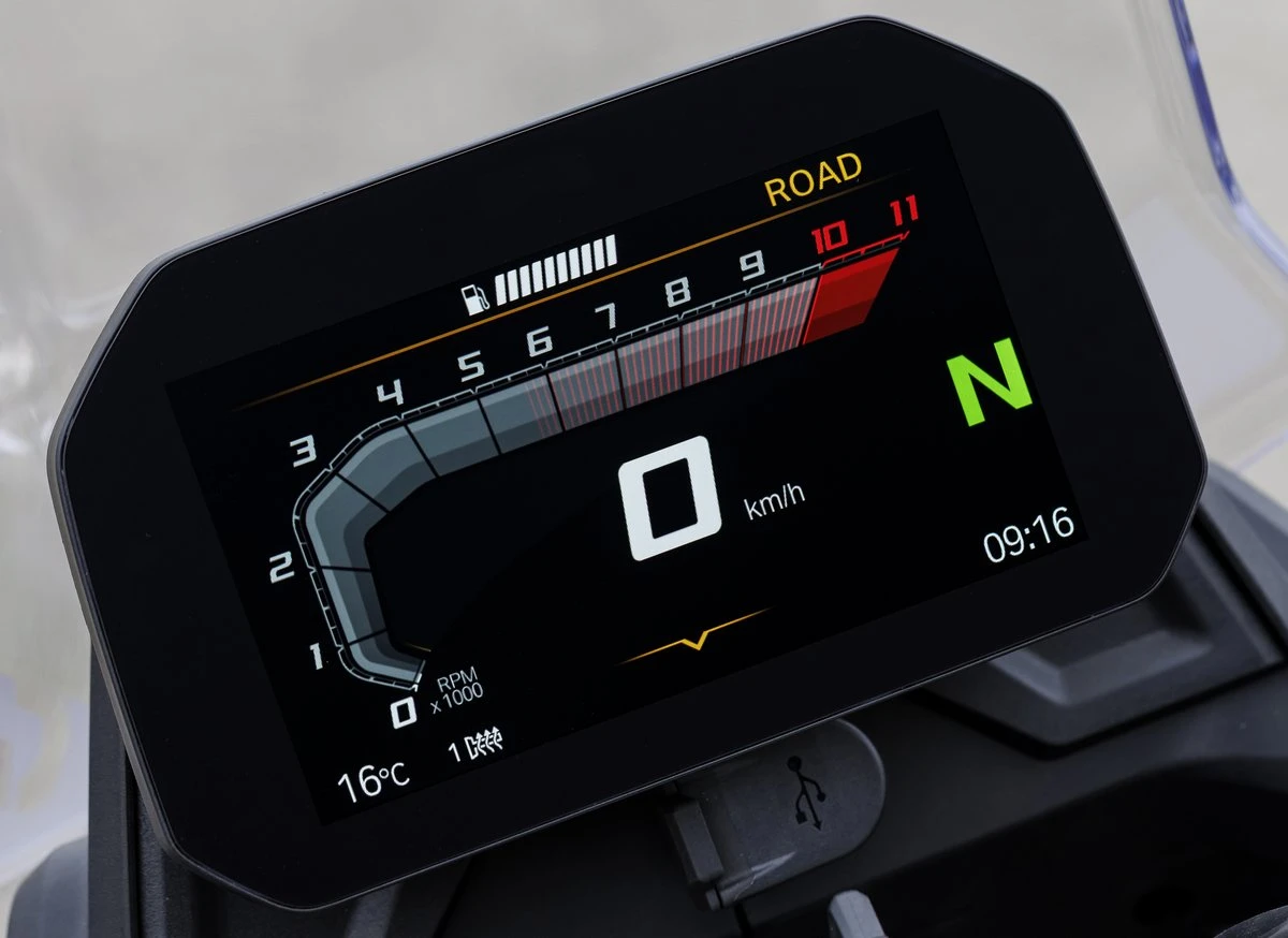 El cuadro de instrumentos de una moto BMW F 450 GS
