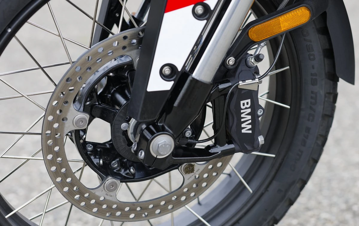 Una pinza de freno Brembo y un disco de freno de moto