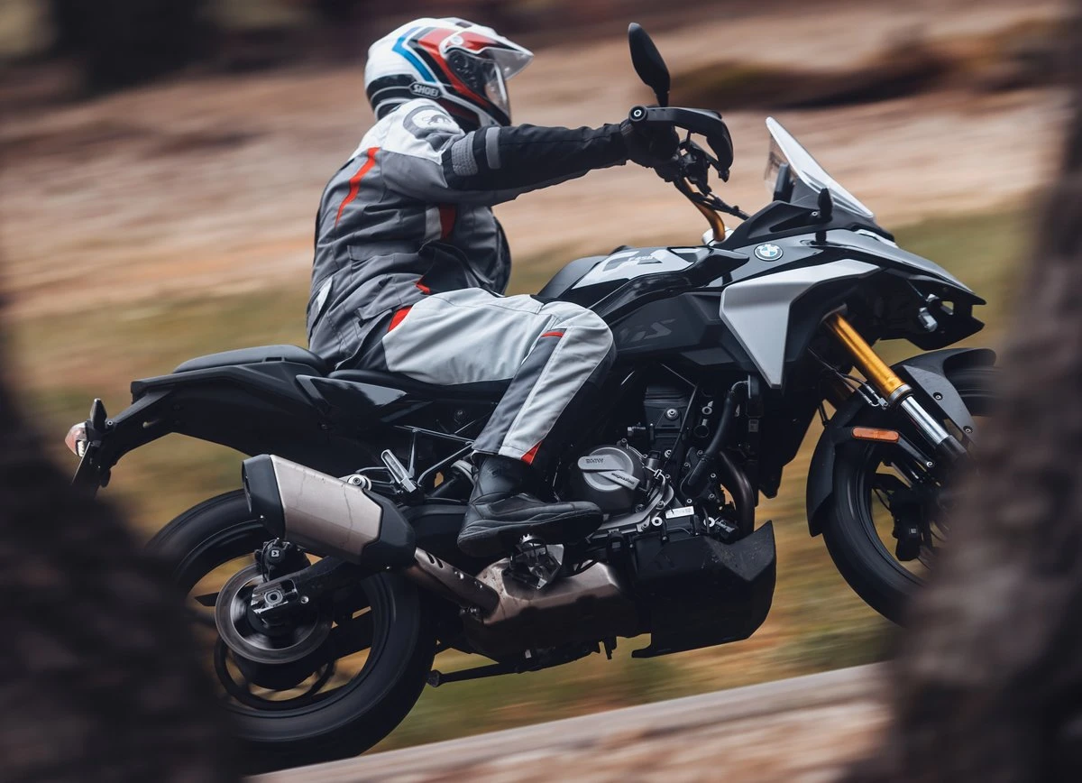 Una moto BMW F 450 GS negra y gris en la carretera