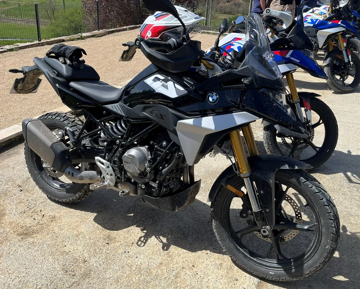 Una moto BMW F 450 GS negra y gris