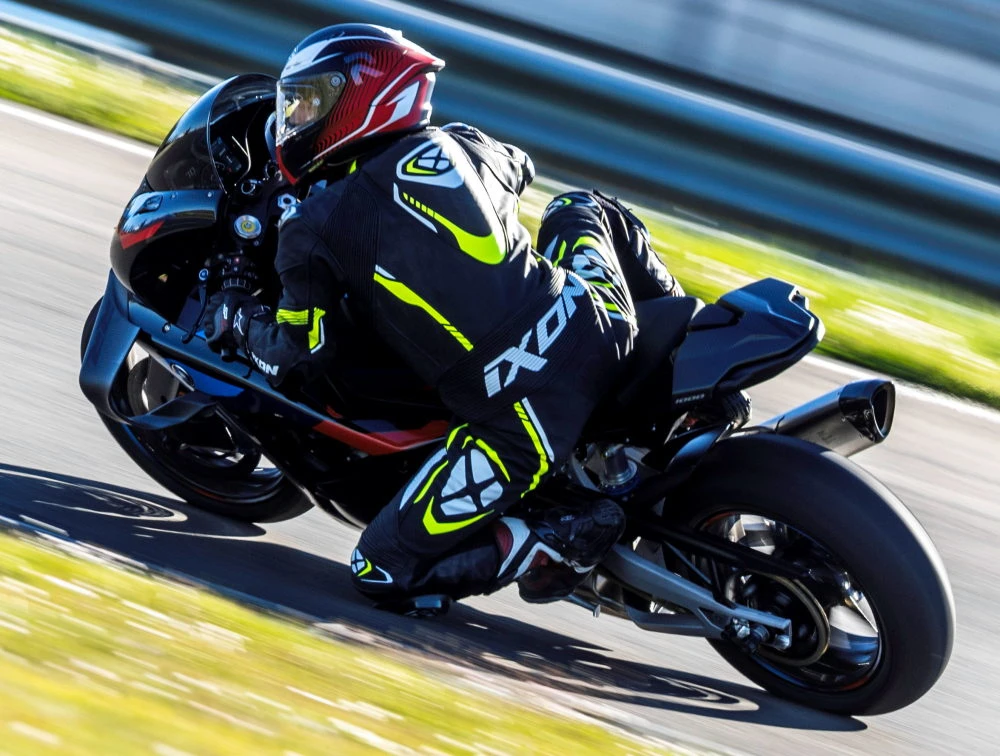 Test BMW M 1000 RR 2025 - on track