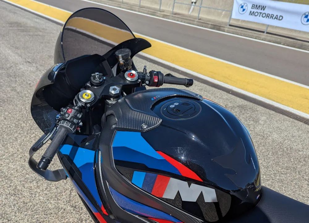 Test drive BMW M 1000 RR 2025 - Fuel tank and cockpit