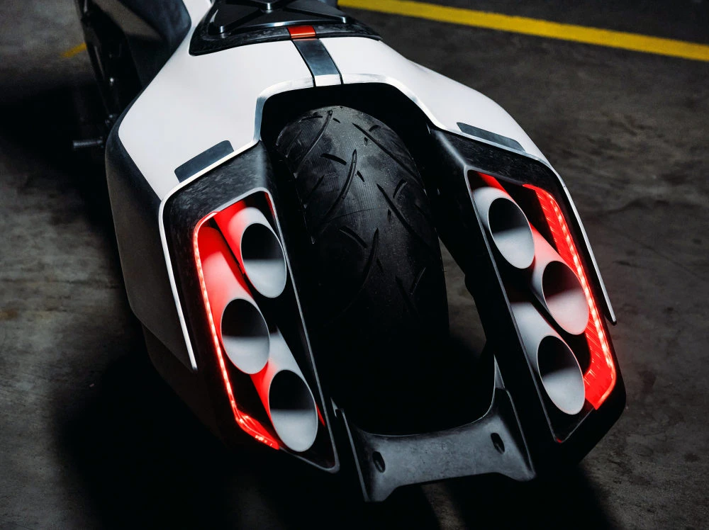 La partie arrière de la moto BMW Vision K18, un peu arrière de moto, 6 sorties d'échappements.