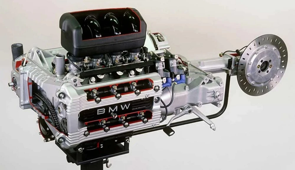 Vue du moteur et de la transmission de la moto BMW K 100