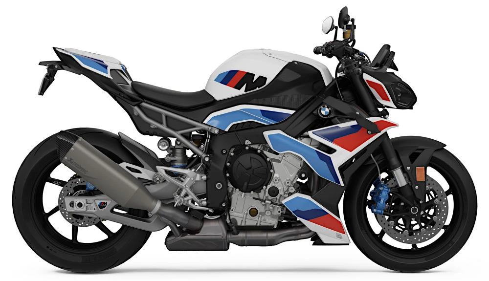 Une moto BMW M 1000 R bleu blanche et rouge
