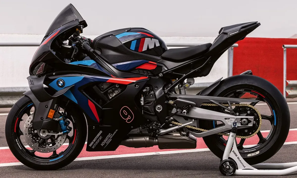 Une BMW M 1000 RR noire, une béquille de stand blanche