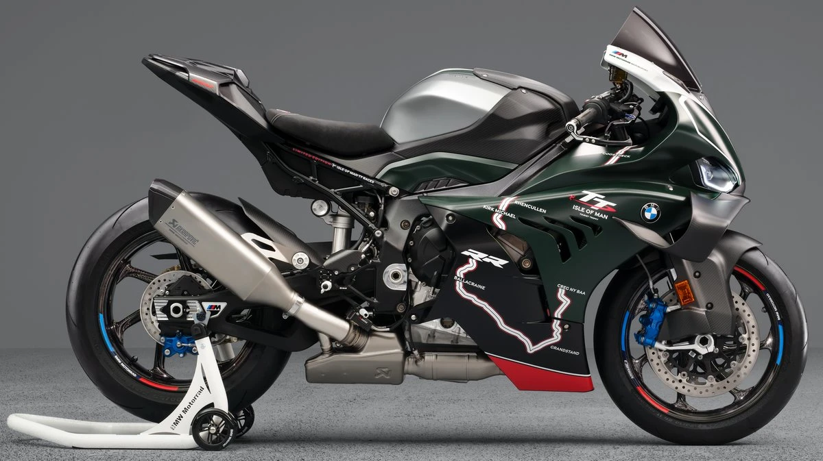 Une moto BMW M 1000 RR Limited Edition Isle of Man TT