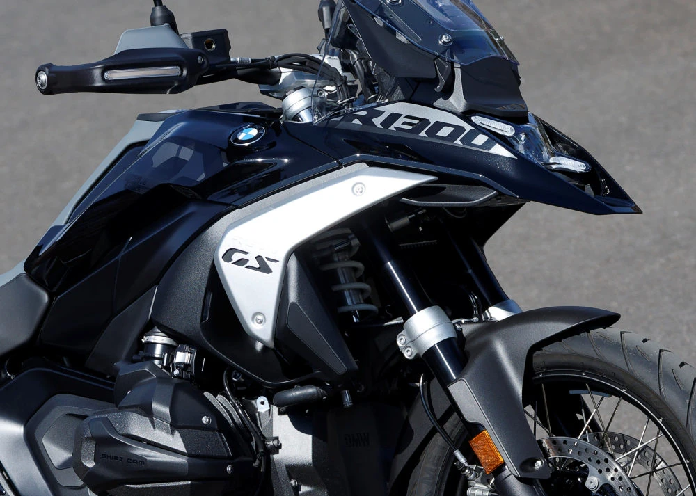 Vue rapprochée de la moto BMW R 1300 GS