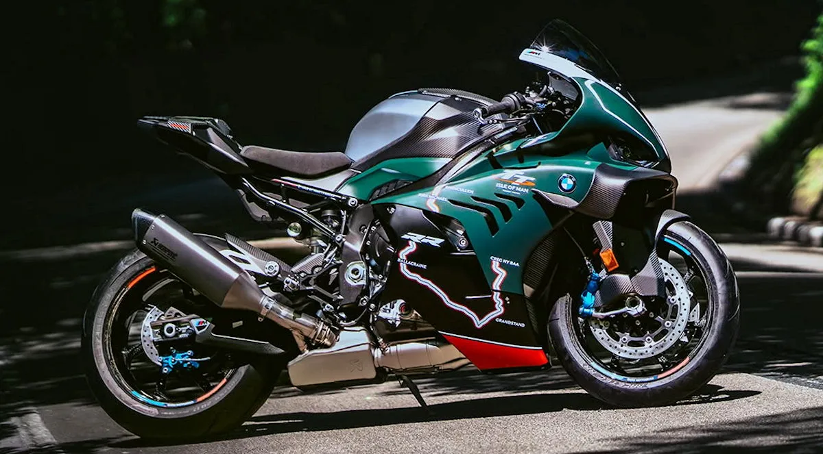 Une moto BMW M 1000 RR Limited Edition Isle of Man TT sur une route