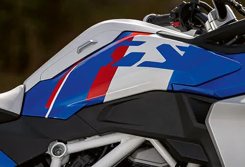 Foto de perfil del F 450 GS Concept 2025 en color blanco / rojo / azul.