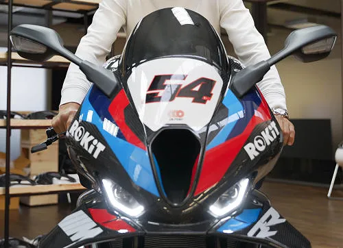 Photo de profil de la M 1000 RR WSBK Champion Edition 2024 en couleur noir