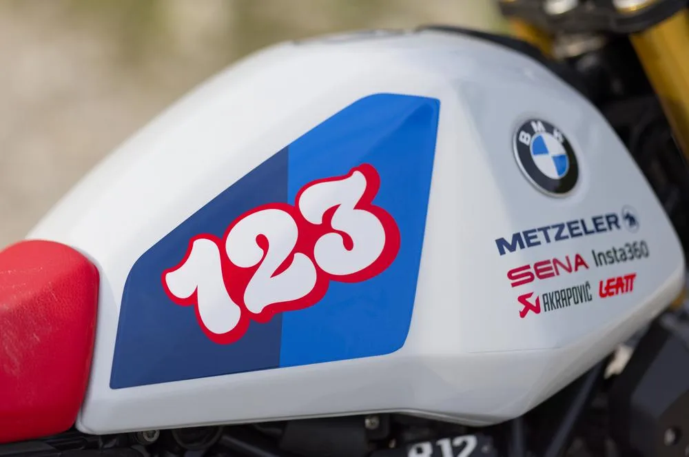 Photo de profil de la 1200 R 12 G/S Trophy Competition Bike 2026 en couleur bleu / blanc / rouge