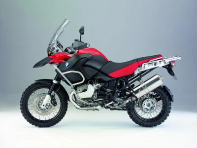 Foto de perfil del R 1200 GS ADVENTURE 2008 en color rojo / negro.