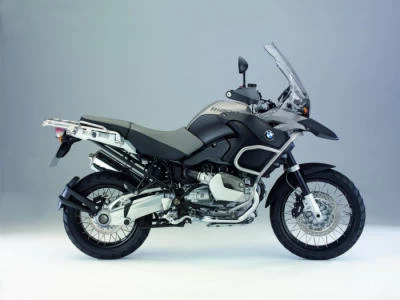 Foto de perfil del R 1200 GS ADVENTURE 2008 en color gris / negro.